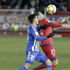 Marc Mateu controla el balón ante la oposición de un jugador del Lorca en el partido de la primera vuelta en Soria.-LUIS ÁNGEL TEJEDOR