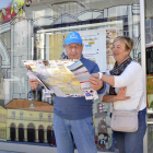 Turistas en Soria consultan un folleto promocional.-ÁLVARO MARTÍNEZ