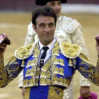 Enrique Ponce da la vuelta al ruedo, en la plaza de toros de Murcia.-J.F.MORENO (EFE)