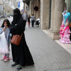 Una mujer con burka en la Gran Via de Barcelona, el pasado mes de marzo.-RICARD CUGAT