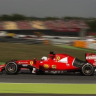 El piloto de Ferrari de Alemania Sebastian Vettel , conduce su coche durante la segunda sesión de entrenosen el Gran Premio de España de Fórmula Uno en el circuito de Barcelona Catalunya en Montmeló viernes , 8 de mayo de 2015.-AP / ANDRES KUDACKI