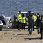 Al fondo, el cadáver del ahogado en Playa, ayer, después de ser localizado junto a la zona de las embarcaciones de recreo.-VALENTÍN GUISANDE