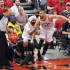 Marc Gasol choca contra un aficionado de los Raptors durante el partido contra Golden State.-USA TODAY SPORTS