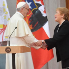 El papa Francisco y la presidenta de Chile, Michelle Baschelet, durante su encuentro en Santiago.-EFE / LUCA ZENNARO