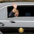 Kim Jong-un se ha mostrado sonriente y ha saludado desde la distancia al grupo de simpatizantes.-AP
