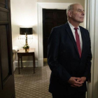 El jefe de gabinete de Donald Trump, John Kelly, escucha al presidente durante una reunión con los gobernadores electos, en la Casa Blanca.-EVAN VUCCI (AP)