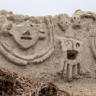 Un muro con relieves de unos 3.800 años de antigüedad descubierto en las ruinas de Vichama-EL PERIÓDICO