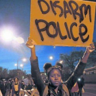 Una manifestante sostiene un cartel en una marcha solidaria con Baltimore, este miércoles en Chicago.-Foto: REUTERS / JIM YOUNG
