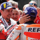 Jorge Lorenzo y Marc Márquez se saludan, sonrientes, en el corralito del circuito de Austria, el pasado mes-ALEJANDRO CERESUELA
