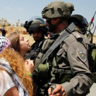 Ahed Tamimi se enfrenta a dos soldados israelís en la localidad de Nabi Saleh, en Cisjordania.-AFP / ABBAS MOMANI