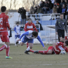 Dani Calvo con el balón bajo su cuerpo en un momento del partido.-DIEGO MAYOR