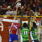 Manu Salvador trata de salvar un doble bloqueo de Unicaja. / ÁLVARO MARTÍNEZ-