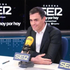 El secretario general del PSOE, Pedro Sánchez, este martes, en el estudio de la cadena SER.-CADENA SER
