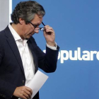 El vicesecretario de organización del PP, Carlos Floriano, este domingo en la sede del partido.-Foto: JOSÉ LUIS ROCA
