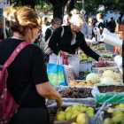 Una mujer compra frutas y verduras en una feria comunitaria para combatir la inflación.-EFE