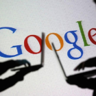 La silueta de dos hombres con el logo de Google de fondo.-DADO RUVIC (REUTERS)