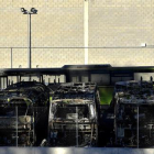 Los autobuses de la empresa de transporte público Bizkaibus quemados, este domingo, en las cocheras del polígono Ugaldeguren en Derio (Vizcaya).-Miguel Toña / EFE