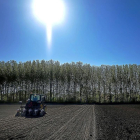 Un agricultor realizando sus labores con el tractor en un campo de cultivo en Salamanca.-ENRIQUE CARRASCAL