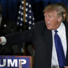Trump reacciona tras los resultados en las primarias de Nuevo Hampshire, el 9 de febrero.-REUTERS / JIM BOURG