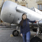 Ana María Alemán junto a un avión en la Plaza Mayor de Soria.-LUIS ÁNGEL TEJEDOR