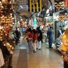 Un pasillo del popular Gran Bazar de Estambul, sin las aglomeraciones de antaño.-123RF / STEVE ESTVANIK