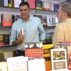 Pedro Sánchez, este jueves en la Feria del Libro de Madrid.-DAVID CASTRO