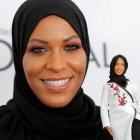 La esgrimista norteamericana Ibtihaj Muhammad con su Barbie.-REUTERS / ANDREW KELLY