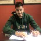 Dani Barrio en el momento de firmar su renovación hasta 2022 como jugador rojillo.-CD Numancia