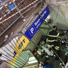 Un bombero inspecciona una valla que cedió en la plaza de San Carlos de Turín, probable origen de la estampida.-AP / ALESSANDRO DI MARCO