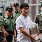 Sale de prisión el activista prodemócrata hongkonés Joshua Wong.-AFP