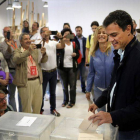 El secretario general del PSOE, Pedro Sánchez, ha ejercido su derecho a voto en las elecciones del 24M.-Foto: JOSÉ LUIS ROCA