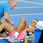 El osteópata atiende a Nadal antes de que el tenista tuviera que retirarse en el Open de Australia.-/ MARK CRISTINO