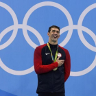 Phelps sonríe en el podio con el oro con el que recupera el título olímpico en los 200 mariposa.-ODD ANDERSEN / AFP