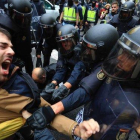 Intervención de la Policía Nacional en la escuela Llull de Barcelona el 1-O.-FERRAN NADEU
