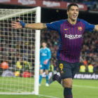 Luis Suárez celebra su tercer gol al Madrid.-EL PERIÓDICO