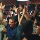 Jóvenes bailando y cantando en el interior de un bar en las ‘no fiestas’ de San Juan. HDS