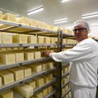 La quesería de Ólvega fabrica queso en barra para comercializarlo.-A. M.