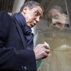 Eduardo Zaplana, en los juzgados de Valencia, donde acude regularmente a firmar para cumplir con la medida preventiva que le impuso la jueza.-MIGUEL LORENZO