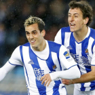 Juanmi celebra su gol con Oyarzabal antes de levantarse la camiseta para mostrar el mensaje de apoyo a Pablo Ráez.-JUAN HERRERO