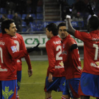 Los jugadores del Numancia celebran el gol de la victoria ante el Sabadell. / ÚRSULA SIERRA-