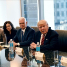 De izquierda a derecha, Jeff Bezos (Amazon), Larry Page (Alphabet), Sheryl Sandberg (Facebook), el vicepresidente electo Mike Pence, Donald Trump y Peter Thiel (PayPal), en una reunión del futuro presidente con el sector tecnológico de EEUU.-AFP / TIMOTHY A. CLARY