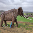 Una recreación de un elefante prehistórico acompaña al yacimiento paleontológico de Ambrona en Soria. ANTONIO CARRILLO