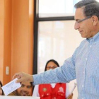 El presidente peruano, Martín Vizcarra, en el momento de depositar su voto en las legislativas.-