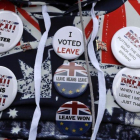 Símbolos a favor del brexit en la ropa de un manifestante a las puertas del Parlamento británico.-KIRSTY WIGGLESWORTH (AP)