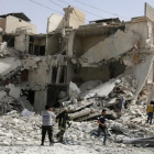 Efectos de los bombardeos en Alepo, este miércoles.-REUTERS / ABDALRHMAN ISMAIL