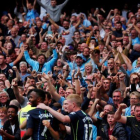 Bernardo Silva, del Manchester City, celebra un gol con los aficionados en un partido de la Premier League.-EDDIE KEOGH