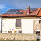 Placas fotovoltaicas en un edificio de la provincia de Soria. MARIO TEJEDOR