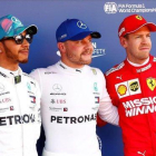 El poleman, Valtteri Bottas, flanqueado por Lewis Hamilton y Sebastian Vettel.-REUTERS / JUAN MEDINA