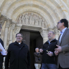 San Juan de Rabanera en una de sus portadas donde ya son visibles los trabajos de restauración.-VALENTÍN GUISANDE