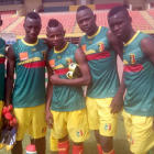Aliou, el más bajo de los cinco jugadores de la selección de Malí, en el centro de la imagen.-